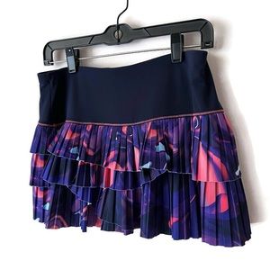 LUCKY IN LOVE Tennis Pickleball Skort Size Medium Pleated Tier Scallops w/ Short